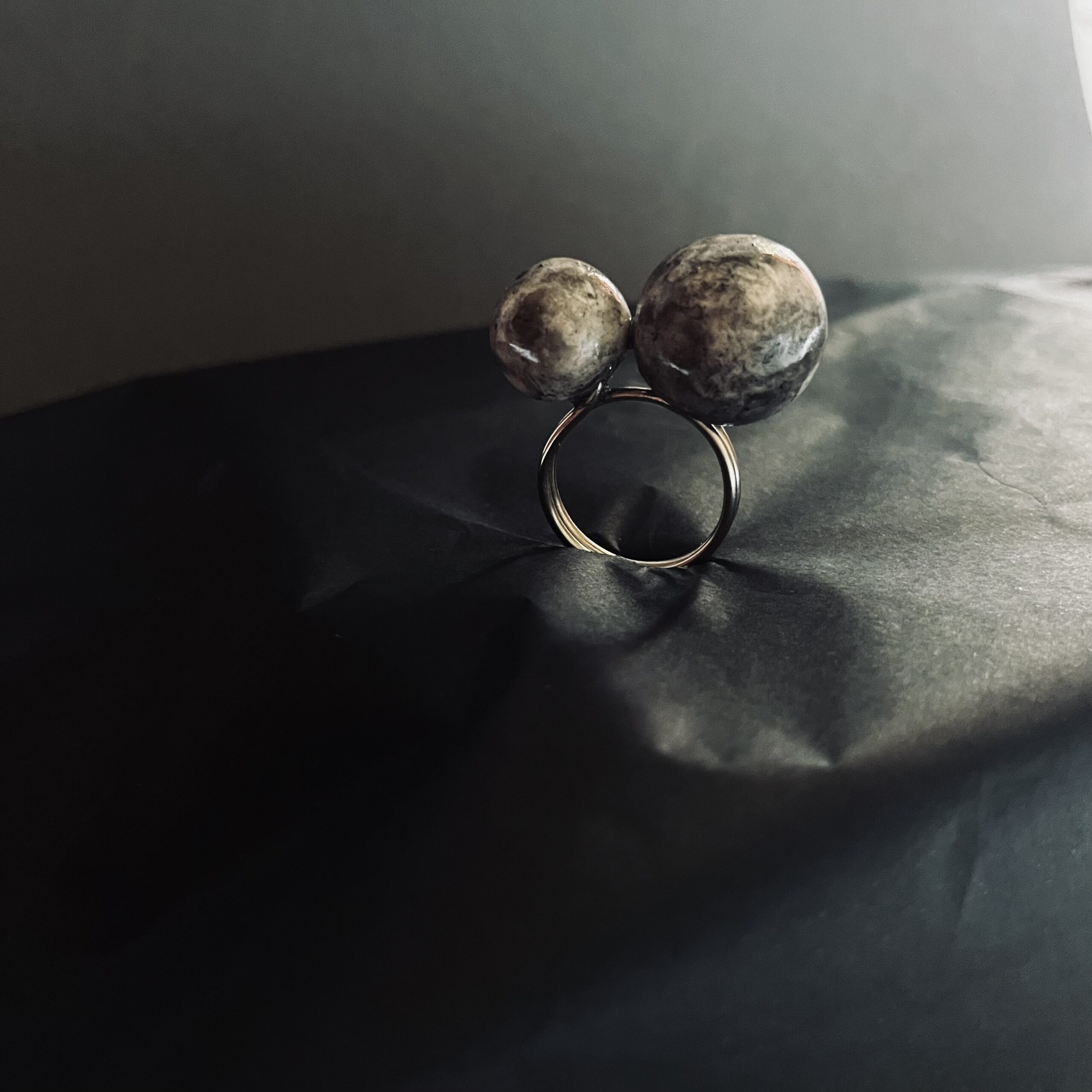 Ring in eggshell porcelain and nickel silver