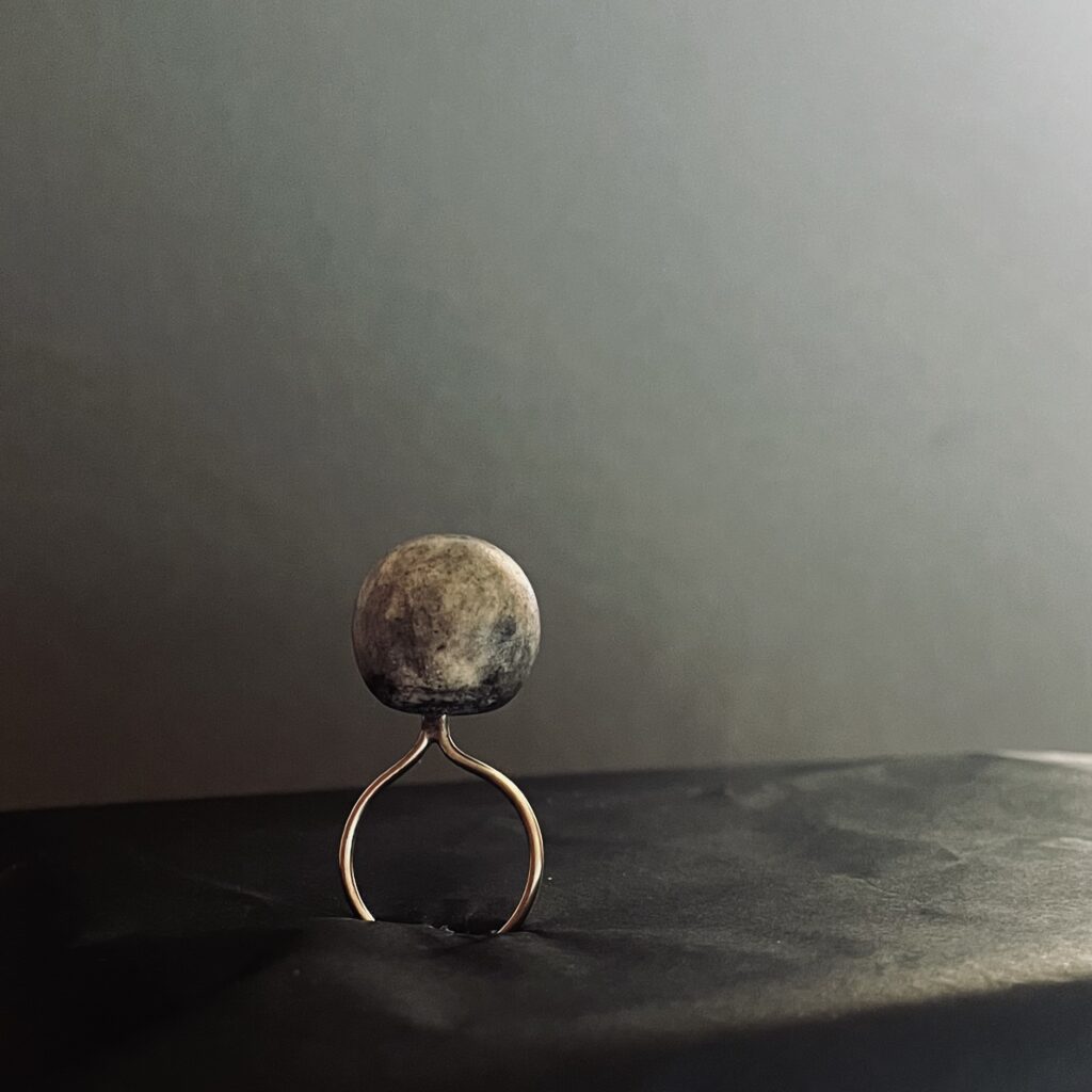 Contemporary ring with grey eggshell porcelain pearl