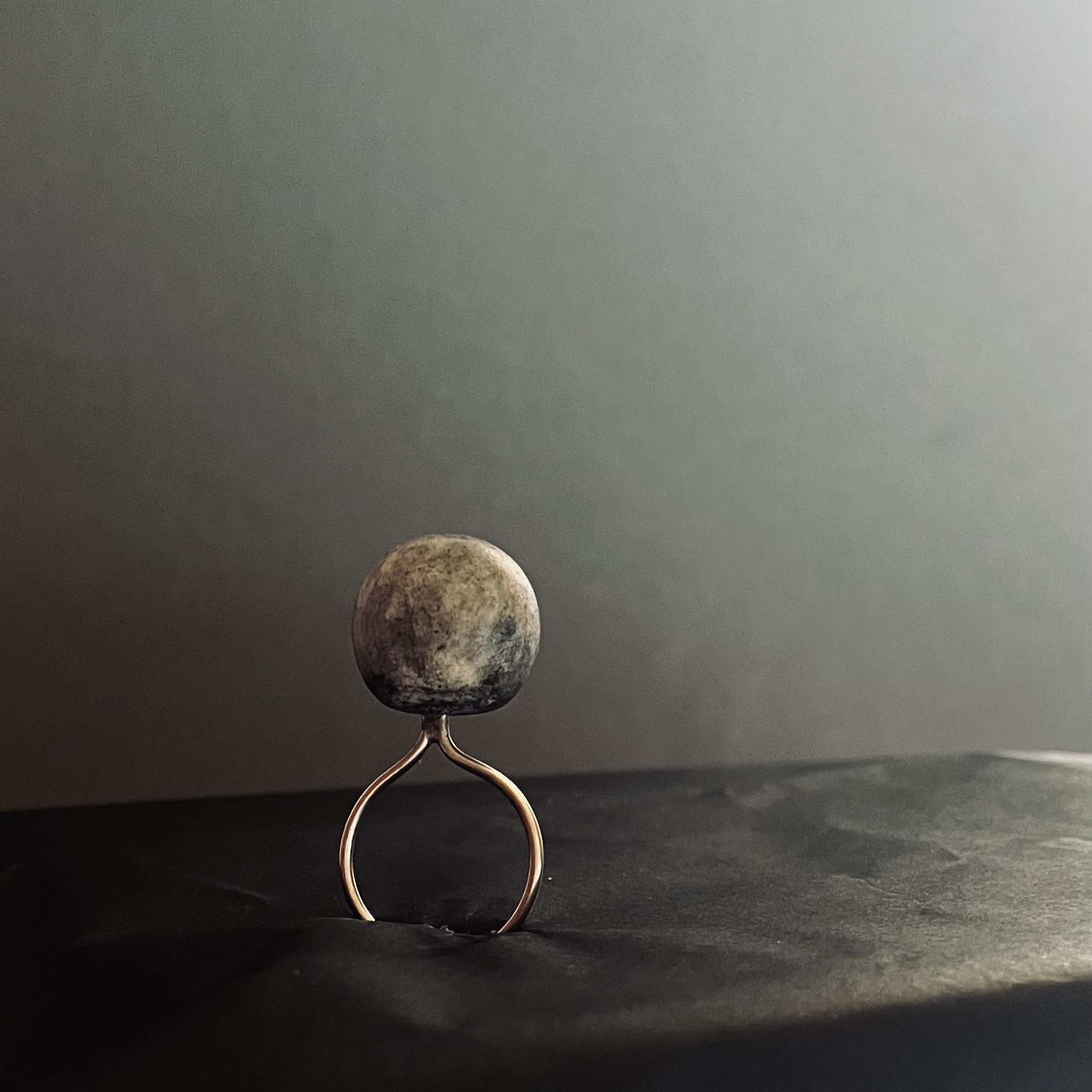 Contemporary ring with grey eggshell porcelain pearl